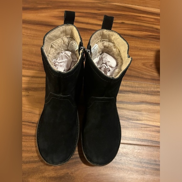 UGG Black Neevah Leather Suede Boots with  sheepskin lining Sz-9. R - Picture 10 of 12